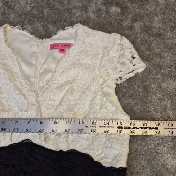 Betsey Johnson Black White Lace Fit Flare Dress Cap Sleeve V-Neck Size 6 - Picture 9 of 11